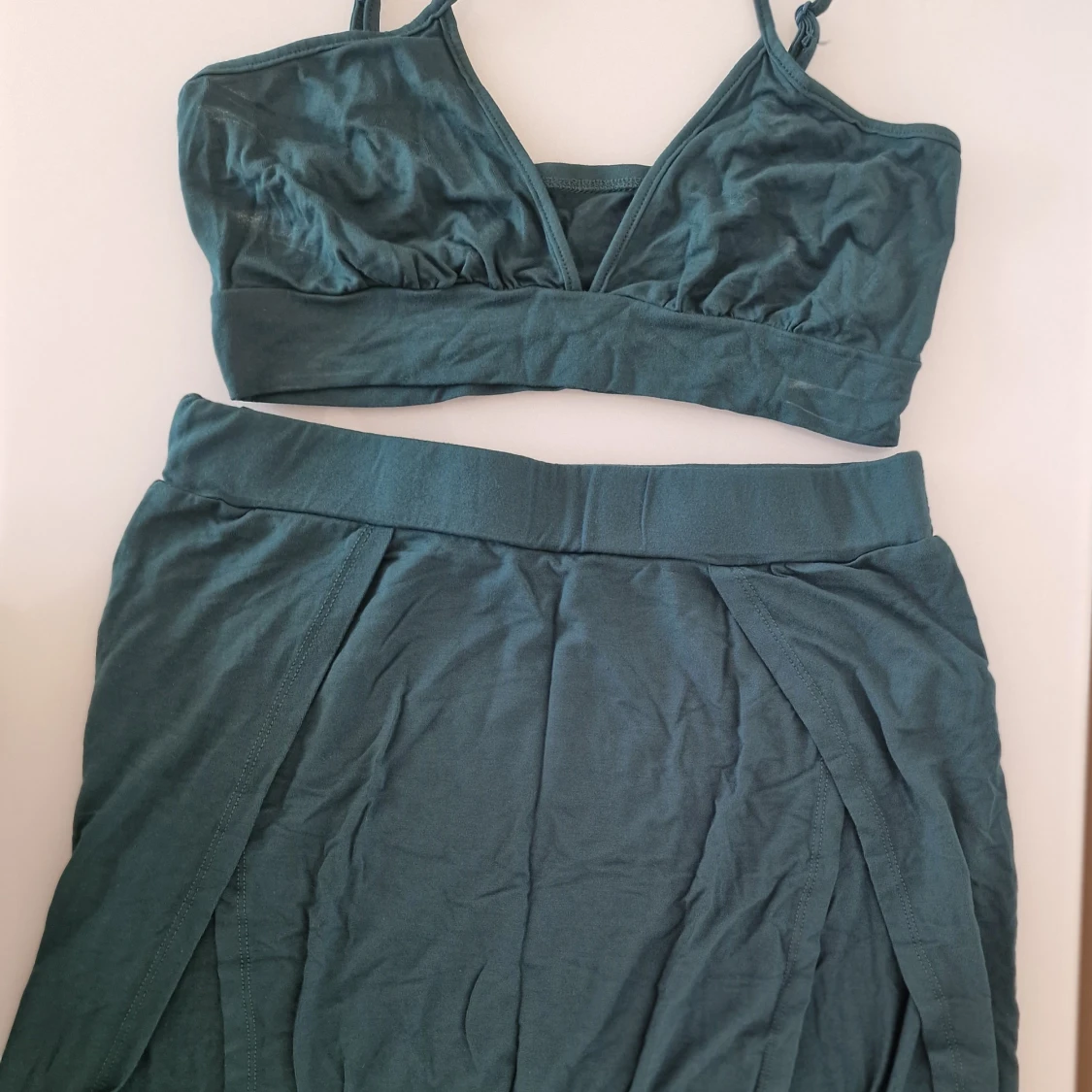 Mörkgrön set med croppad topp och kjol