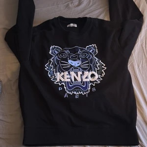 Svart Kenzo sweatshirt med tiger - Säljer nu min kenzo för den inte används, den är använd 3-4 ggr max och skicket är 9/10