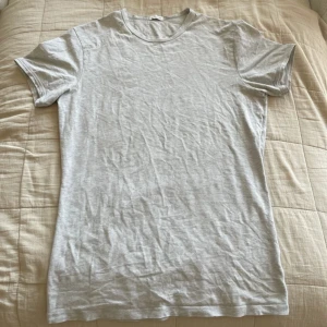 Ljusgrå t-shirt från Intimissimi - En basic ljusgrå t-shirt från Intimissimi i mjuk bomull. Klassisk rund halsringning och korta ärmar, perfekt till jeans eller shorts. Enkel och stilren design utan tryck eller mönster.🌸