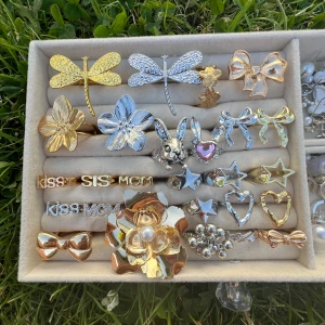 Smycken , ringar, accessoarer 💗🎀💝 - Säljer justerbara (inte alla). alla är helt nya. Stora ringar 99kr st. Små ringar 89kr st. Halsband 99kr st. Örhängen 99kr. Vid köp av fler saker får du rabatt 🎀skriv till mig innan du köper för att vara säker på att smycket inte är sålt!💕
