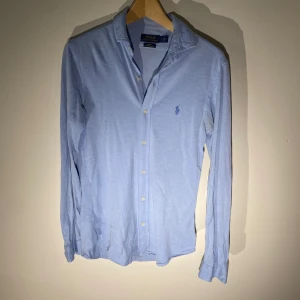 Ralph Lauren skjorta  - Hej! Säljer nu min skjorta från märket Ralphlauren , storlek S bra skick se sista bilden, givetvis äkta. Tveka inte på att höra av dig om du har frågor eller funderingar kring skjortan!