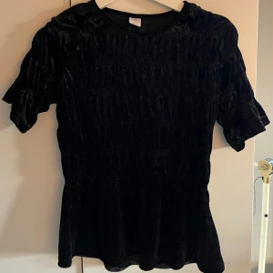 Svart blus/tröja - Säljer en svart sammetsblus från Lindex i storlek 158/164. Nästan helt oanvänd! 