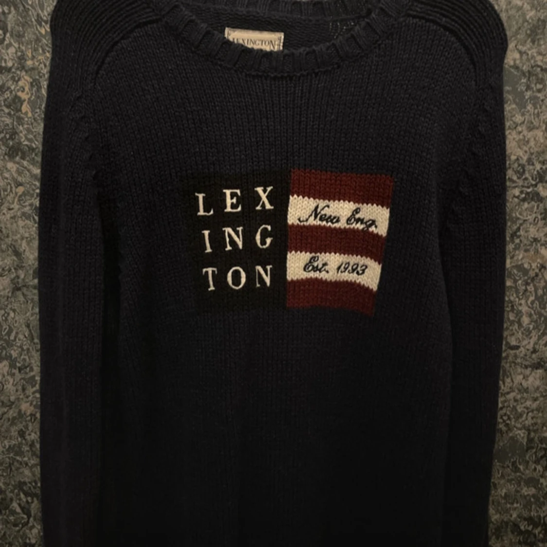 Mörkblå stickad tröja från Lexington