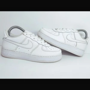 Vita Nike Air Force 1 sneakers - Klassiska helvita Nike Air Force 1 sneakers. Perfekt nu till sommaren, använda ett fåtal tillfllen men skulle säga att de är näst intill nya. Nyproset ligger på ca 1300, säljer för 680💞