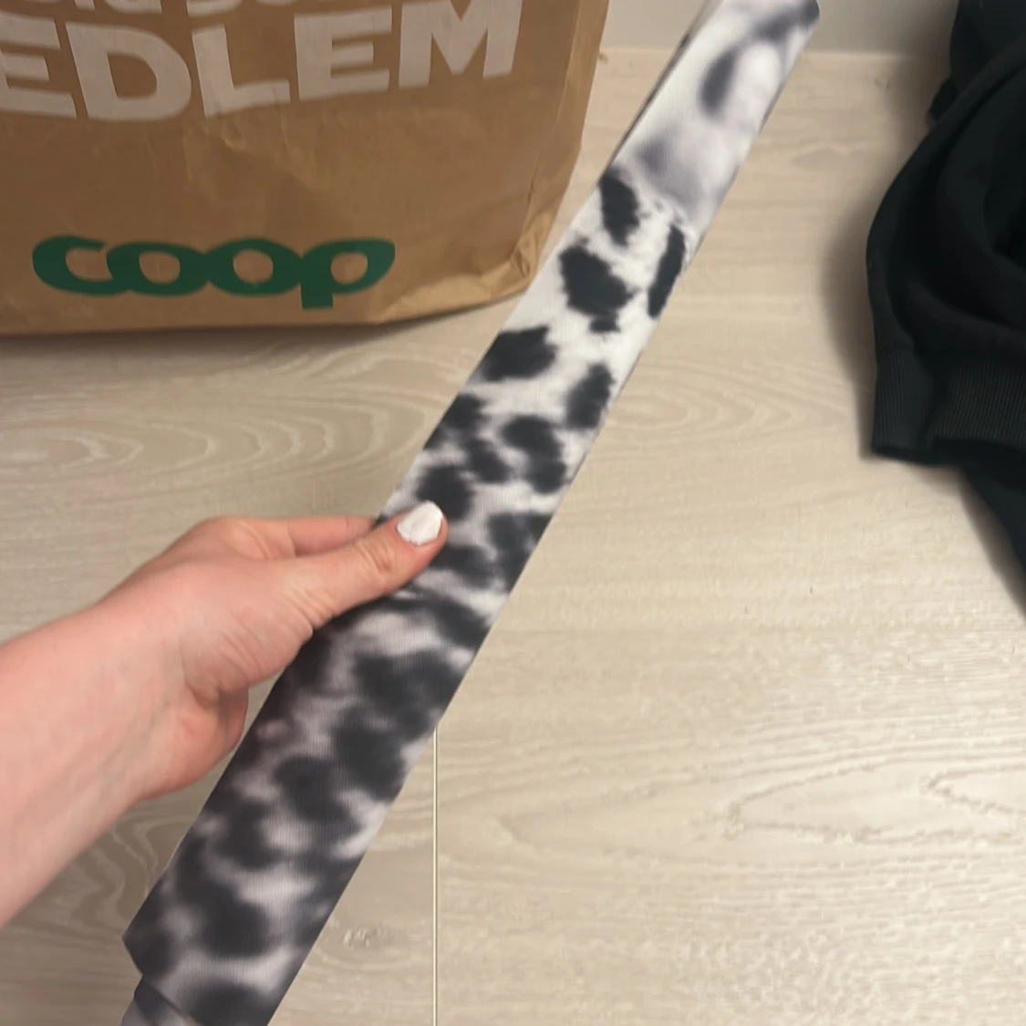 Svartvit tygposter med leopardmotiv - 4