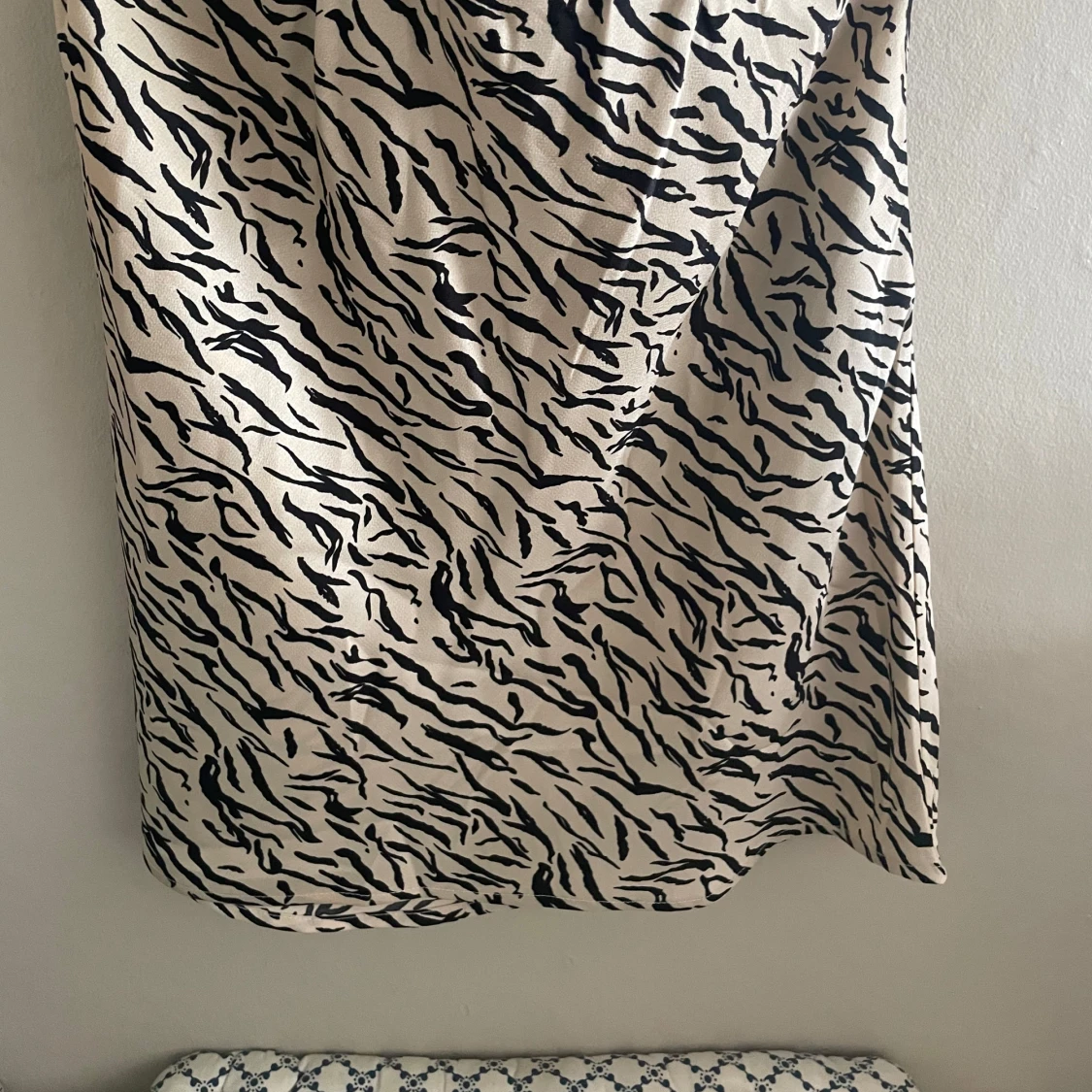 Beige och svart mönstrad kjol - 2