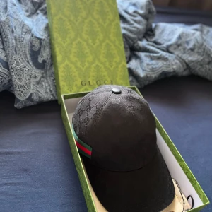 Svart gg keps - En fett svart gg keps . Den passar inte mig så vill sälja den. Priset går att diskuteras vid snabb affär 