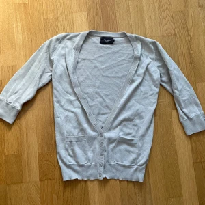 Ljusbeige kofta - Fin kofta från resterröds i storlek xs och är i jättefint skick