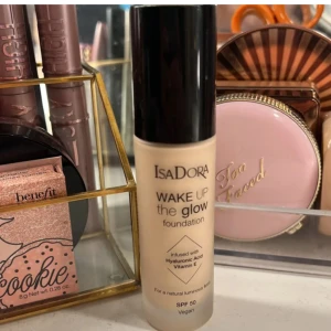 Isadora wake up the glow foundation 1N - IsaDora Wake Up the Glow foundation i nyansen 1N. Endast testad så 95% av produkten kvar. Säljer den för 120kr + frakt! Vid snabbt affär går priset diskutera! 