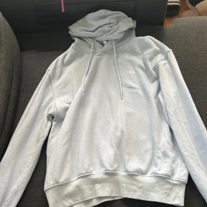 hoodie - Mysig hoodie💗den har en liten fläck men man ser inte den så mkt, kontakta vid intresse! betalning via swish💗