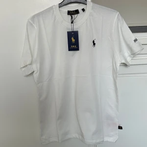 Vit t-shirt från Polo Ralph Lauren - Helt ny, vit t-shirt från Polo Ralph Lauren 