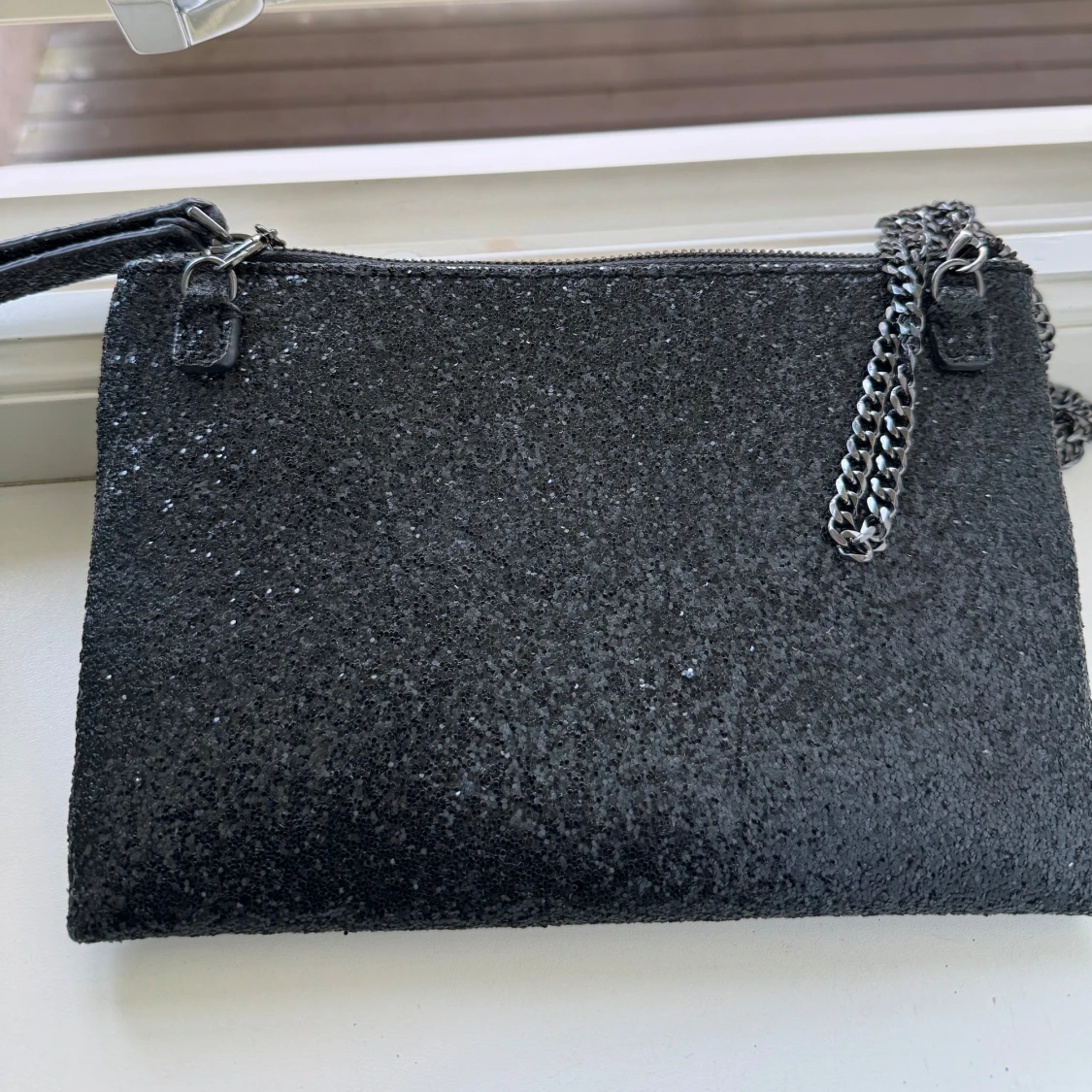 Svart glittrig axelväska från Guess - 1