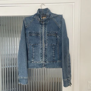 Ljusblå jeansjacka för vår och sommar - Säljer en blå jeansjacka i mycket bra skick. Nästan aldrig använd! Strl XS/S.                        Skriv för frågor ☀️