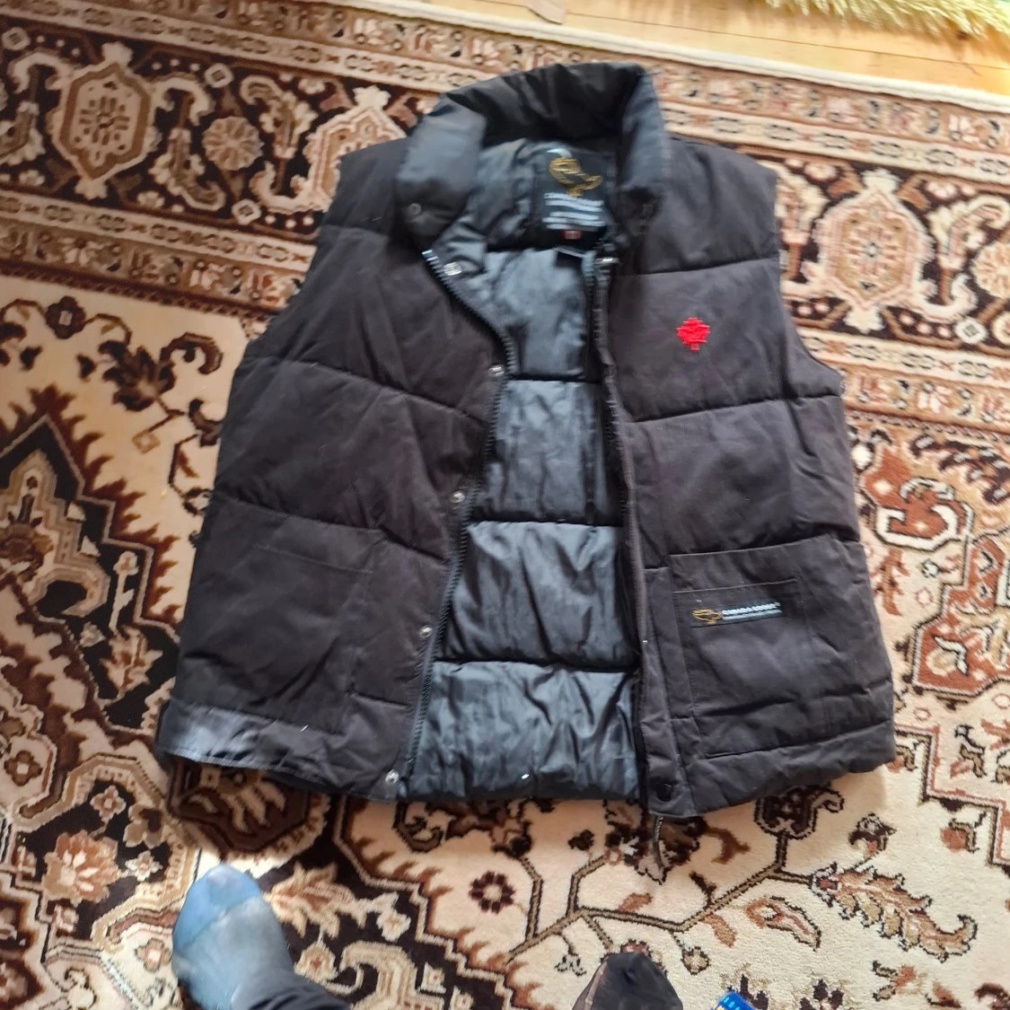 Svart dunväst med röd broderad detalj - 1