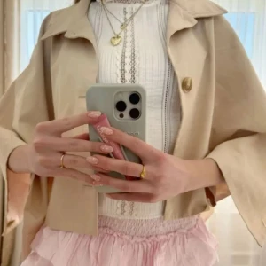 Kappa från meet me there  - Säljer en helt oanvänd kappa från meet me there pga att storleken inte passade 💕💕 Har fler bilder som är mina egna, så det är bara att fråga om ni är intresserade men vill ha fler bilder! 😇 Pris kan diskuteras vid snabbt köp! 