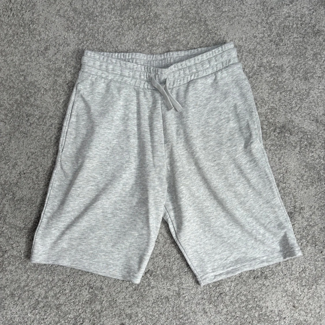 Ljusgråa shorts