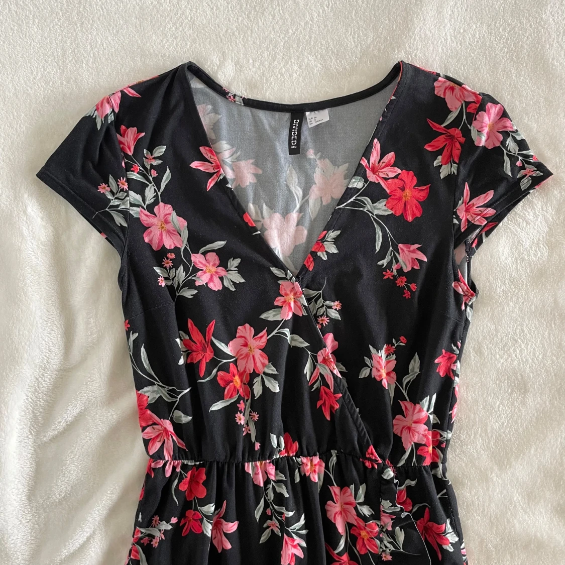 Svart blommig kortklänning från H&M Divided - 3