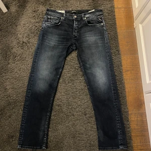 Replay jeans - Grover - Säljer ett par riktigt snygga Replay Grover jeans i mörkblå tvätt med klassisk femficksdesign och Replay-logga på fickan. Jeansen har raka ben och normal passform. W31 & L30. Skick 9,5/10, bara provats. Jag kan gå ner i pris vid snabbaffär! Skriv om du har frågor.