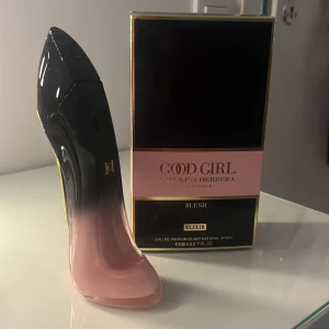 good girl blush eau de parfum carolina herrera - säljer en carolina herrera parfym jag köpte på flygplatsen för 1500kr som aldrig riktigt kom till användning !! använt max 12 sprut , den kommer i förpackningen !!