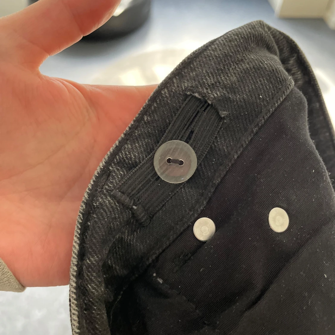 Svarta jeans med slits  - 4