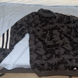 Adidas tröja - Svart kamuflerad adidas tröja. Skön, fin, passar till nästan allt. 