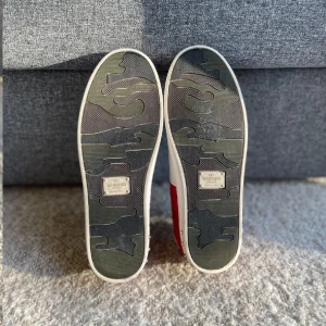 Röda Valentino Garavani Flycrew - Säljer ett par röda flycrewsneakers från Valentino Garavani, Väldigt fint skick. Alla nitar sitter på. Låda samt dustbag tillkommer ej. Mvh N & S