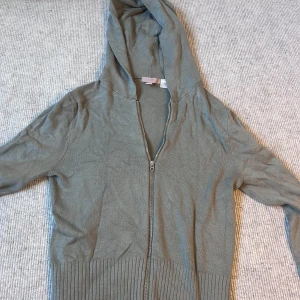 Zip hoodie från H&M - Säljer en fin grön zip-hoodie från H&M!🩷Den är i storleken S. Använd fåtal gånger❤️