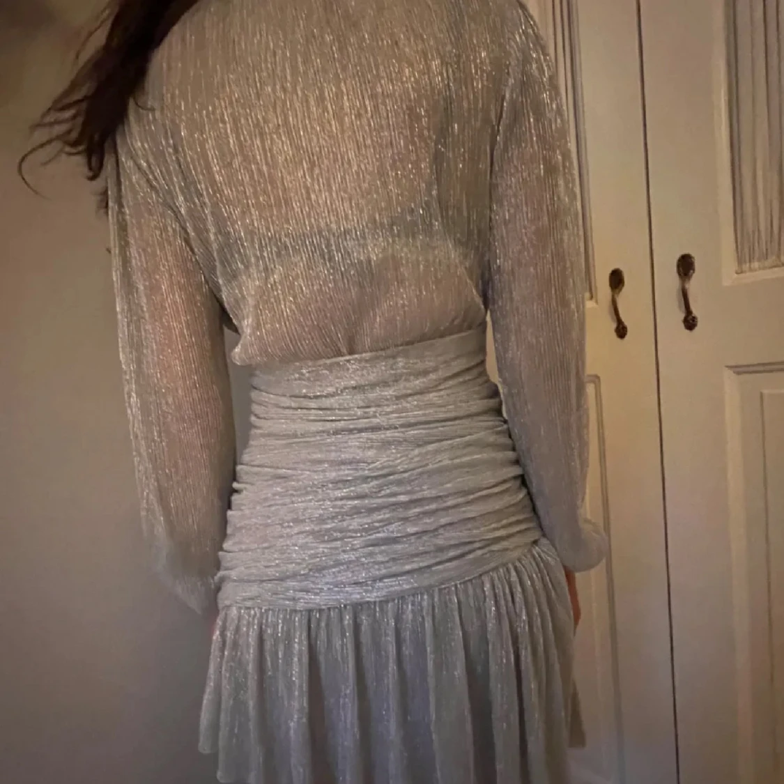 Glittrig silverklänning med omlott och lång ärm - 1