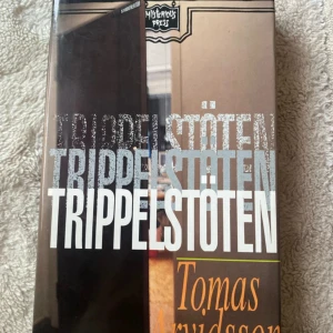 Trippelstöten - En humoristisk deckare om studierektorn Jan Bertilsson och hans kollegor som planerar det perfekta brottet. Boken bjuder på spänning, oväntade vändningar och mycket skratt. Perfekt för dig som gillar smarta och underhållande kriminalromaner.