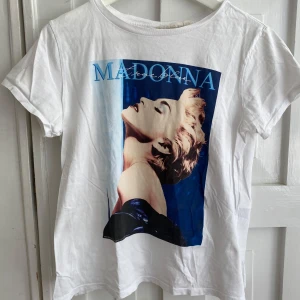 Madonna t-shirt med tryck - Vit t-shirt med stort färgglatt tryck av Madonna på framsidan. Från H&M 🩵