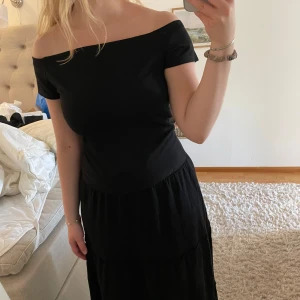 Svart offshoulder topp från BikBok - Säljer en svart offshoulder topp från BikBok. Toppens passform är tight och den har korta ärmar. Perfekt att styla med både kjol och jeans. Materialet känns mjukt och stretchigt.