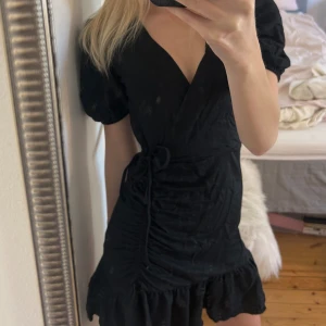 Svart klänning - Svart klänning från Gina Tricot i storlek Xs🌟