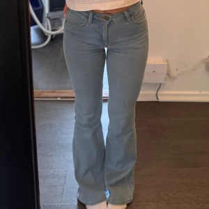 Ljusblå bootcut jeans från Lee - Ljusblå bootcutjeans från Lee i modellen Breese, knappt använda. Sitter verkligen som en smäck. Strl: W25 L33