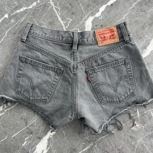 Levis Jeansshorts - Köptes förra året, använda någon ensataka gång. Säljer då dom är för små för mig❤️ står ingen storlek i då lappen har ramlat bort men uppskattar storleken till xs❤️pris går alltid att diskutera! 