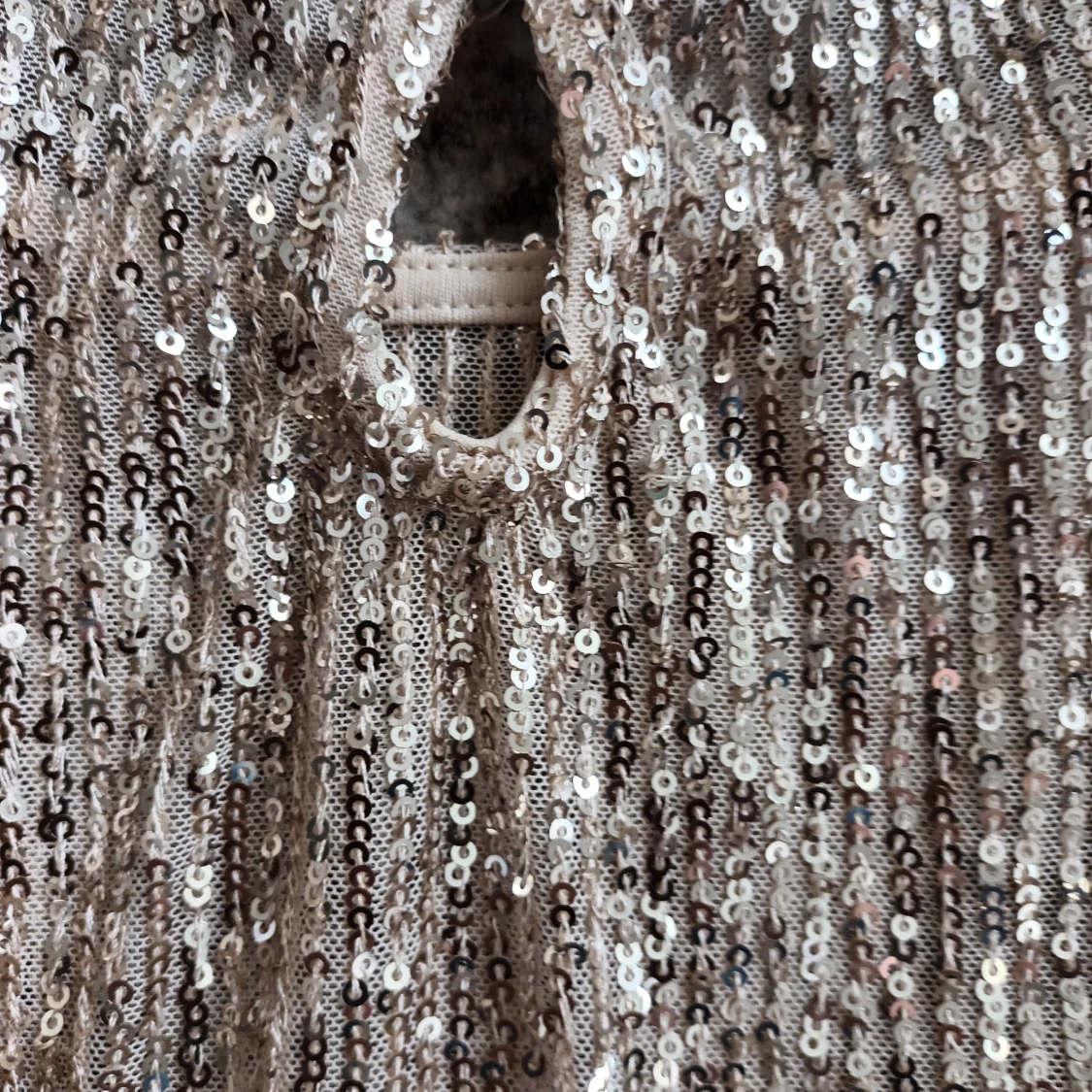 Glittrig guldklänning 🥂🍾 - 2