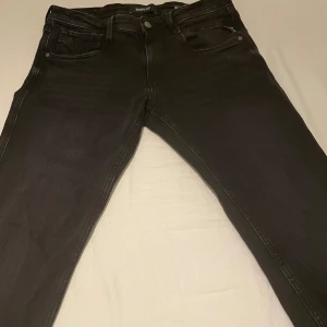 Svarta Replay Anbass jeans - Säljer ett par svarta Replay Anbass jeans i storlek W30 L32. Klassisk femficksmodell med dragkedja och knapp. Jeansen har en slim passform inga synliga defekter skick 8,5/10