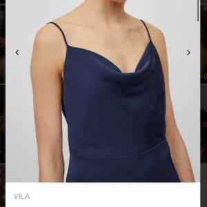 långklänning/balklänning - fin mörk blå långklänning från vila med ett fint djup i ryggen!  använd en gång 🫶🏼