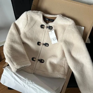 Zara pälsjacka - Pälsjacka från Zara i storlek XS. Oanvänd utan lappar. Köpt för 559 kr