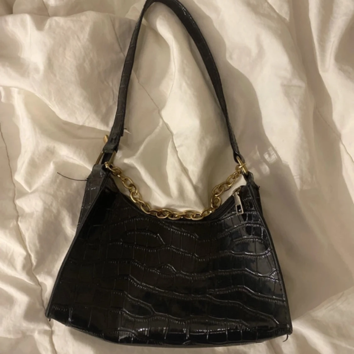 Svart axelväska med kedjedetalj - 1