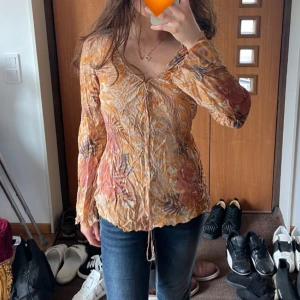 Vintage blus - Denna fina vintageblus är i tunnt och luftigt material 🧡 Den har inga synliga skador förutom ett litet hål under ena armen som går lätt att sy.