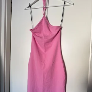 Rosa halterneckklänning - Säljer en söt rosa klänning med halterneck. Perfekt för varma dagar eller sommarens alla tillfällen.
