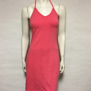 Klänning fr Saint tropez storlek S - Klänning från Saint tropez. Storlek S. Knytning bakom halsen. Material i stretchig bomullstrikå. Helt ny. Korallrosaröd färg.