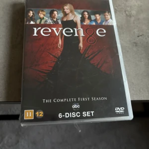 Revenge: The Complete First Season inplastad - Säljer boxen 'Revenge: The Complete First Season' på DVD. Serien är på engelska med undertexter på svenska, danska, norska och finska. Innehåller 6 skivor med alla avsnitt från första säsongen samt bonusmaterial. Inplastad 
