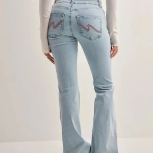Lågmidjade jeans - Lågmidjade jeans från nelly, de är lite klippta längst nere, passar mig i längd som är 168