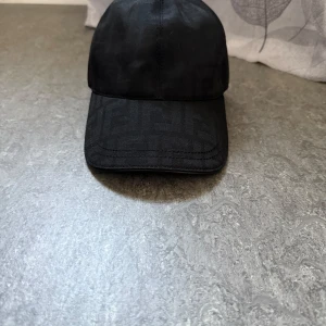 Fendi keps  - Snygg svart keps från Fendi med klassisk böjd skärm och justerbart spänne baktill. Pris kan diskuteras! Vid fler frågor eller funderingar så är det bara att höra av sig😄