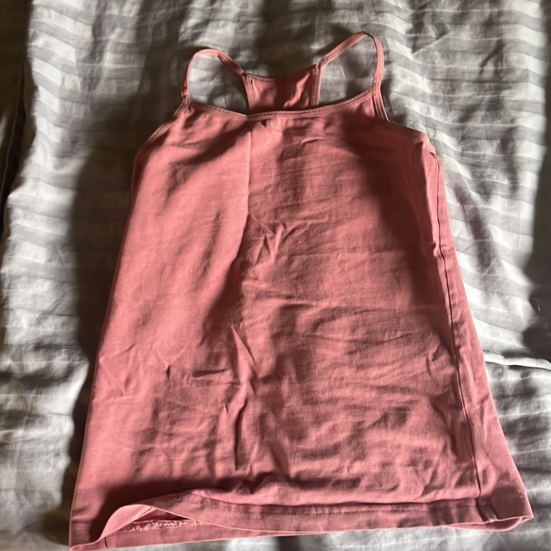 Rosa, vit och grå  linnetopp med smala axelband - 3