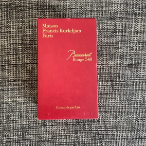 Baccarat Rouge 540 Extrait de Parfum - Lyxig parfym från Maison Francis Kurkdjian, Baccarat Rouge 540 Extrait de Parfum. Flaskan är djupt röd med guldfärgat lock och etikett. Kommer i elegant röd ask med gulddetaljer och exklusiv design. En ikonisk doft med exklusiv känsla.