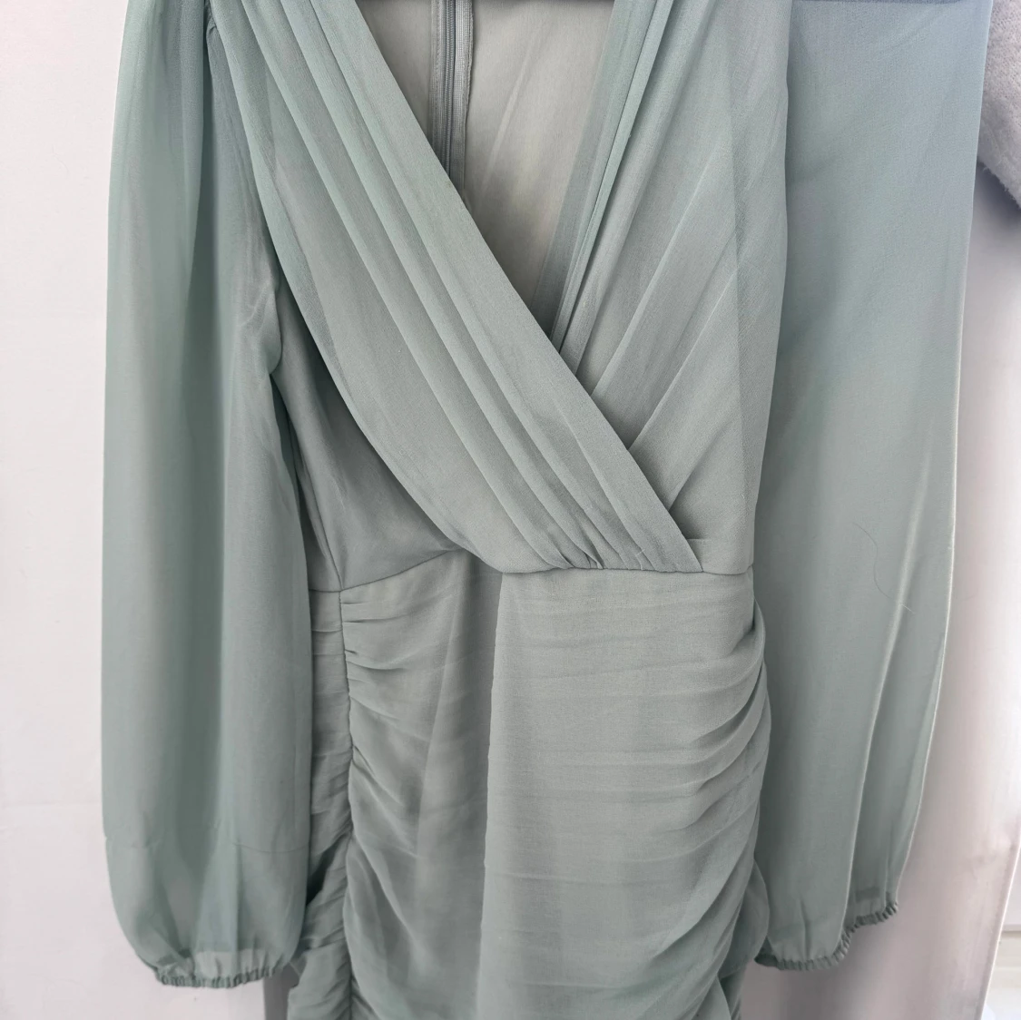 Ljusgrön omlottklänning med volang - 1