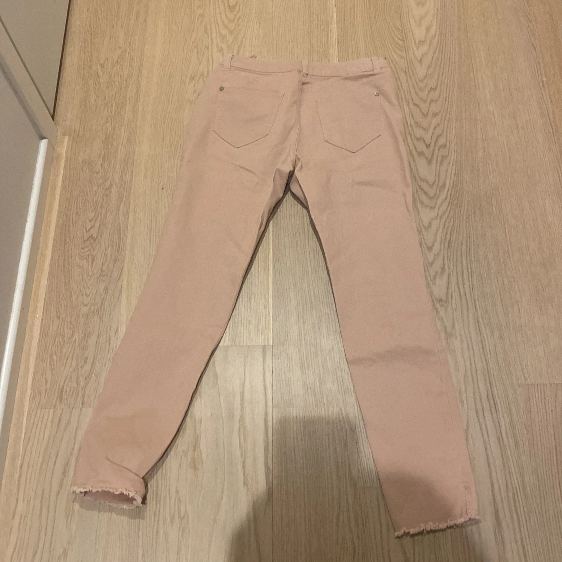 Beiga slim fit jeans från Bodyflirt - 1