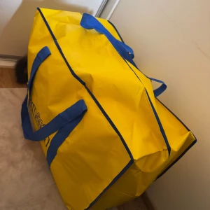 Stor gul shoppingväska från gekås - Säljer en klassisk stor gul shoppingväska från gekås. Har fullt med kläder i den, väskor, skor, jackor, klänningar, tröjor, shorts/kjolar, byxor, badkläder, etc. Storlek S-M på kläderna. Skorna storlek 38-39